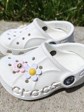 Crocs Baya Clogs Toddler Size C5 White with Flower Jibbitz Charms Sandals